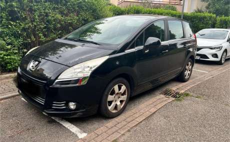 **** Peugeot 5008